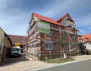 Projekt 136:<br> Fassadenverputzarbeiten Wohnhausneubau Mehrfamilienhaus